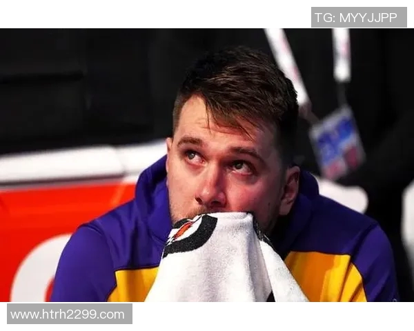 足球场球星感动瞬间安慰泪洒看台球迷深情互动温暖全场